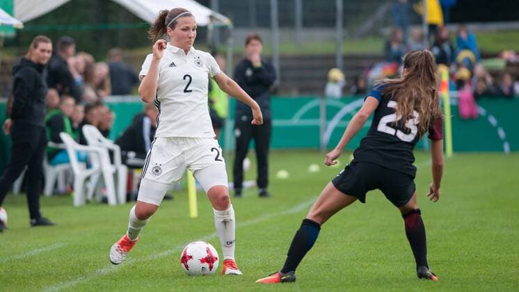 v.li.: Dina Orschmann (Deutschland, 2) im Zweikampf, Duell mit Ashley Sanchez (USA, 23), Fußball, U 19-Frauen Länderspiel, Deutschland - USA, xobx