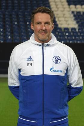 Fußball, GER, 1.BL, Porträttermin 2017 2018, FC Schalke 04, Torwarttrainer Simon Henzler (Schalke 04)