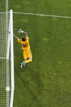 170712 Bollen pa mallinjen efter en ribbträff av Malmö FFs Anders Christiansen (ej i bild) pa tilläggstid mot Vardars malvakt Filip Gachevski under fotbollsmatchen i kvalet till Champions League mellan Malmö FF och Vardar den 12 juli 2017 i Malmö.  Copyright: PETTERxARVIDSON BB170712PA107