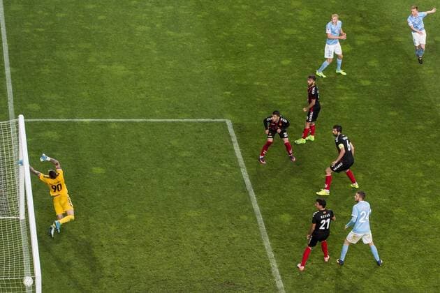 170712 Bollen pa mallinjen efter en ribbträff av Malmö FFs Anders Christiansen (högst upp till höger) pa tilläggstid mot Vardars malvakt Filip Gachevski under fotbollsmatchen i kvalet till Champions League mellan Malmö FF och Vardar den 12 juli 2017 i Malmö.  Copyright: PETTERxARVIDSON BB170712PA108