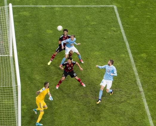 170712 Malmö FFs Pawel Cibicki och Lasse Nielsen oroar mot Vardars Evgenij Novak, Stefan Spirovski och malvakt Filip Gachevski under fotbollsmatchen i kvalet till Champions League mellan Malmö FF och Vardar den 12 juli 2017 i Malmö.  Copyright: PETTERxARVIDSON BB170712PA111
