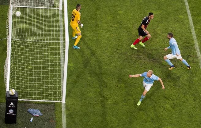 Fußball, CL Quali, Malmö FF - Vardar Skopje 170712 Malmö FFs Franz Brorsson jublar efter sitt 1-1 mal mot Vardars malvakt Filip Gachevski under fotbollsmatchen i kvalet till Champions League mellan Malmö FF och Vardar den 12 juli 2017 i Malmö.  Copyright: PETTERxARVIDSON BB170712PA113