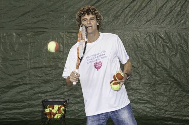 Evento de Bepantol Baby SÃO PAULO, SP - 12.07.2017: EVENTO DE BEPANTOL BABY - Gustavo Kuerten during the Bepantol Baby event, this Wednesday (12) at the Play Tennis Vila Olímpia, in São Paulo. (Photo: Fábio Guinalz Fotoarena) x1354880x  FábioxGuinalz