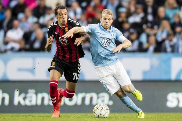Fußball, CL Quali, Malmö FF - Vardar Skopje 170712 Vardars Huan Felipe Ribeiro och Malmö FFs Oscar Lewicki under fotbollsmatchen i kvalet till Champions League mellan Malmö FF och Vardar den 12 juli 2017 i Malmö.  Copyright: PETTERxARVIDSON BB170712PA180