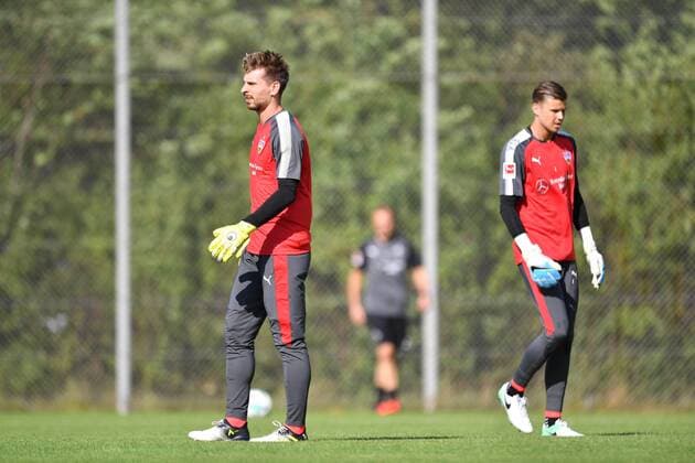 VfB Stuttgart vs. Dynamo Dresden --- Fussball --- Testspiel --- 12.07.2017 Ron-Robert, Ron Robert Zieler (Stuttgart), links, und Mitchell Langerak (Stuttgart), beim Training vor dem Spiel, Freisteller, Highlight