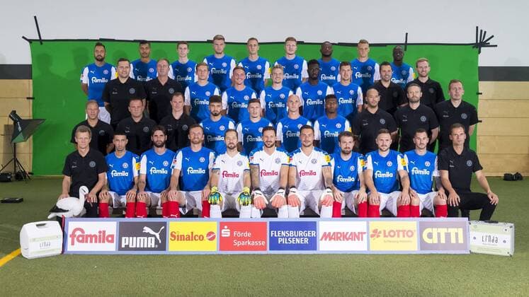 Fußball, GER, 2. BL, Porträttermin 2017 2018, Mannschaftsfoto KSV Holstein Kiel hi. Reihe v.li.: Sebastian Heidinger (Nr. 7, Holstein Kiel), Noah Awuku (Nr. 28, Holstein Kiel), Arne Sicker (Nr. 2, Holstein Kiel), Marvin Ducksch (Nr. 10, Holstein Kiel), Dominic Drexler (Nr. 24, Holstein Kiel), Alexander Muehling (Nr. 8, Holstein Kiel), David Kinsombi (Nr. 6, Holstein Kiel), Rene Guder (Nr. 14, Holstein Kiel), Amara Conde (Nr. 29, Holstein Kiel). 2. Reihe von hinten, v.li.: Timm Soerensen, Tim Petersen, Christopher Lenz (Nr. 16, Holstein Kiel), Manuel Janzer (Nr. 11, Holstein Kiel), Luca Duerholtz (Nr. 23, Holstein Kiel), Kingley Schindler (Nr. 27, Holstein Kiel), Tim Siedschlag (Nr. 21, Holstein Kiel), Tim Hoeper, Patrick Borger. 2. Reihe von hinten, v.li.: Markus Anfang, Tim Cichon, Patrick Kohlmann, Utka Sen (Nr. 25, Holstein Kiel), Steven Lewerenz (Nr. 17, Holstein Kiel), Patrick Herrmann (Nr. 19, Holstein Kiel), Joel Gerezgehir (Nr. 20, Holstein Kiel), Fabian Franzen, Sebastian Suess, Maurice van Johnson. Vordere Reihe, v.li.: Dr. Eckhardt Klostermeier, Atakan Karazor (Nr. 22, Holstein Kiel), Niklas Hoheneder (Nr. 4, Holstein Kiel), Dominic Peitz (Nr. 13, Holstein Kiel), Torhueter Lukas Kruse (Nr. 34, Holstein Kiel), Torhueter Kenneth Kronholm (Nr. 18, Holstein Kiel), Bernd Schipmann (Nr. 12, Holstein Kiel), Ilir Azemi (Nr. 33, Holstein Kiel), Rafael Czichos (Nr. 5, Holstein Kiel), Dominik Schmidt (Nr. 3, Holstein Kiel), Dr. Martin Mrugalla. Offizielle Mannschaftsbilder Holstein Kiel, Fussball, 2. Liga, 12.07.17 Kiel Schleswig-Holstein Germany Trainingszentrum Projensdorf Copyright: xAgentur54GradFelixxKoenigx