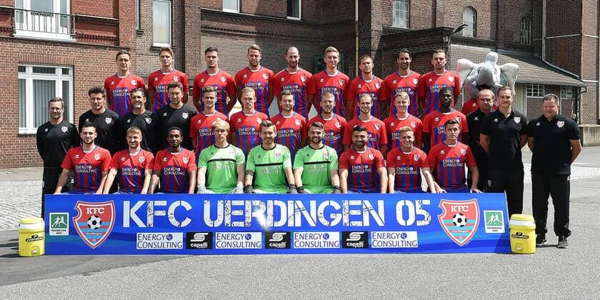 Fußball Regionalliga West Offizieller Fototermin KFC Uerdingen am 13.07.2017 in der Brauerei Königshof in Krefeld Mannschaftsfoto Teamfoto KFC Uerdingen Hintere Reihe v.l.n.r.: Alexander Bitroff, Kris Thackray, Christopher Schorch, Marcel Reichwein, Tanju Öztürk, Kai Schwertfeger, Christian Dorda, Patrick Ellguth, Timo Achenbach, Maskottchen Grotifant Mittlere Reihe v.l.n.r.: Trainer Michael Wiesinger, Co-Trainer Stefan Reisinger, Torwarttrainer Manfred Gloger, Athletiktrainer Florian Illner, Mario Erb, Leon Binder, Florian Rüter, Connor Krempicki, Dennis Chessa, Joshua Endres, Johannes Dörfler, Teammananger Heiner Essingholt, Physiotherapeut Robin Naber, Teambetreuer Andreas Bosheck Untere Reihe v.l.n.r.: Kevin Tellez, Pascale Talarski, Charles Takyi, Tim Schneider, Maurice Schumacher, Robin Benz, Oguzhan Kefkir, Sascha Tobor, Philipp Goris xRx