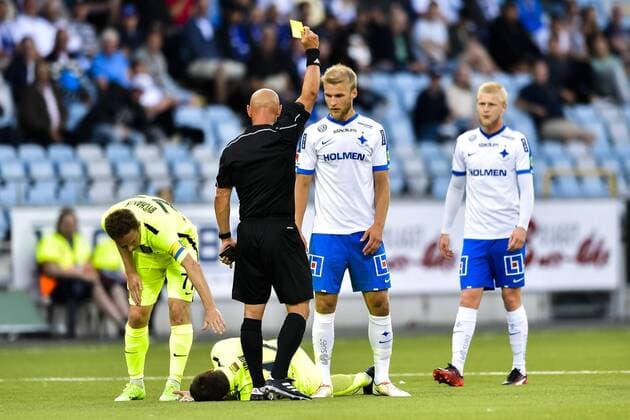 170713 Norrköpings Sebastian Andersson far en varning under fotbollsmatchen i kvalet till Europa League mellan Norrköping och Trakai den 13 juli 2017 i Norrköping.  Copyright: JOHANNAxLUNDBERG BB170713JL007
