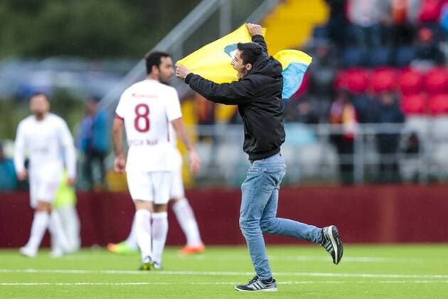 170713 Person stormar planen med en flagga under fotbollsmatchen i kvalet till Europa League mellan Östersund och Galatasaray den 13 juli 2017 i Östersund.  Copyright: TOBIASxNYKÄNEN BB170713TN025