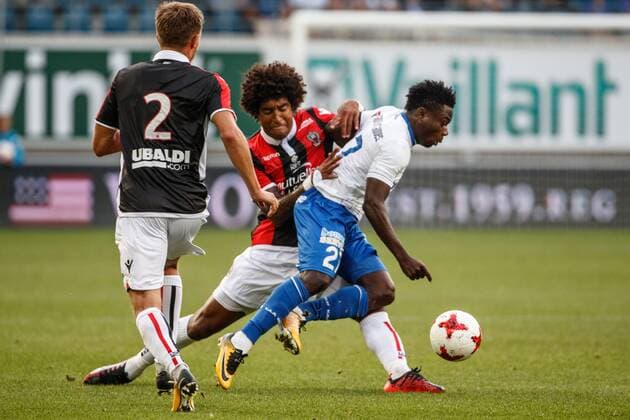 Nice s Dante Henrique Chagas Estavao and Gent s Moses Simon fight for the ball during a friendly soccer match between Belgian first league soccer team KAA Gent and French Ligue 1 team Nice, Thursday 13 July 2017 in Gent. KURTxDESPLENTER  x05131030x