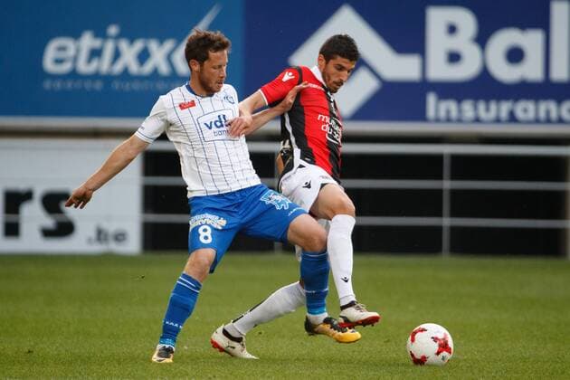 Gent s Thomas Matton and Nice s Valentin Eysseric fight for the ball during a friendly soccer match between Belgian first league soccer team KAA Gent and French Ligue 1 team Nice, Thursday 13 July 2017 in Gent. KURTxDESPLENTER  x05131037x