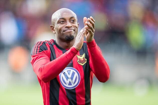 170713 Östersunds Fouad Bachirou tackar publiken efter fotbollsmatchen i kvalet till Europa League mellan Östersund och Galatasaray den 13 juli 2017 i Östersund.  Copyright: TOBIASxNYKÄNEN BB170713TN045