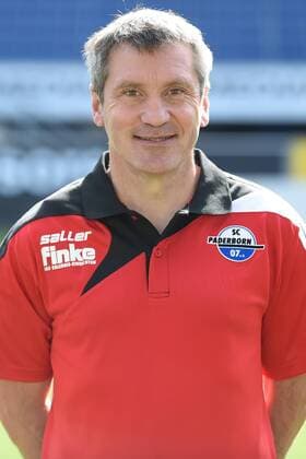 Fußball 3. Liga, Porträttermin 2017 2018 Porträttermin SC Paderborn 07 am 13.07.2017 in der Benteler-Arena in Paderborn Mannschaftsarzt Dr. Mattias Porsch (Paderborn) MT