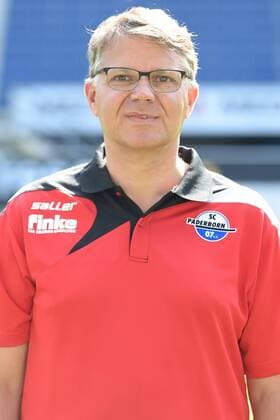 Fußball 3. Liga, Porträttermin 2017 2018 Porträttermin SC Paderborn 07 am 13.07.2017 in der Benteler-Arena in Paderborn Mannschaftsarzt Dr. Lutz Mahlke (Paderborn) MT