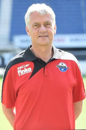 Fußball 3. Liga, Porträttermin 2017 2018 Porträttermin SC Paderborn 07 am 13.07.2017 in der Benteler-Arena in Paderborn Mannschaftsarzt Dr. Hans Walter Hemmen (Paderborn) MT