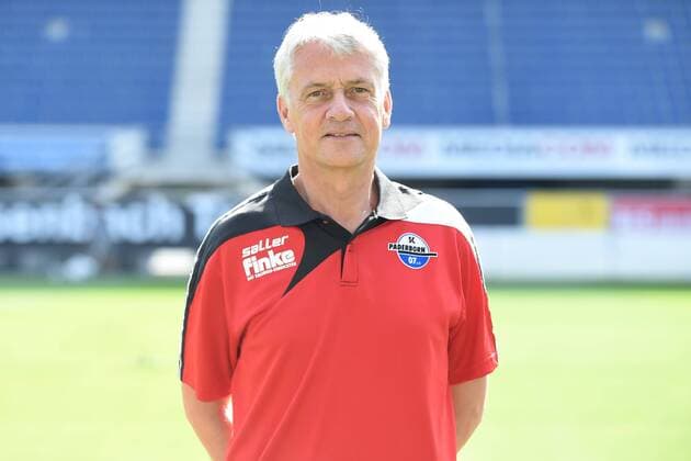 Fußball 3. Liga, Porträttermin 2017 2018 Porträttermin SC Paderborn 07 am 13.07.2017 in der Benteler-Arena in Paderborn Mannschaftsarzt Dr. Hans Walter Hemmen (Paderborn) MT