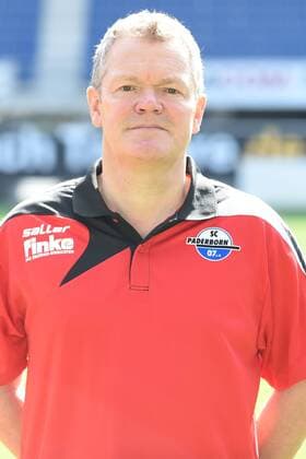Fußball 3. Liga, Porträttermin 2017 2018 Porträttermin SC Paderborn 07 am 13.07.2017 in der Benteler-Arena in Paderborn Mannschaftsarzt Dr. Karl-Friedrich Schünemann Schuenemann (Paderborn) MT
