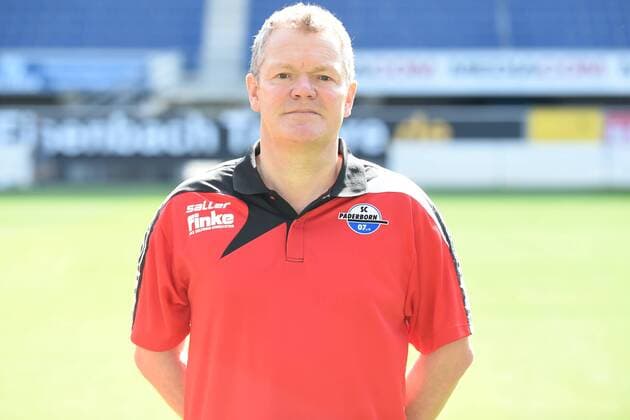 Fußball 3. Liga, Porträttermin 2017 2018 Porträttermin SC Paderborn 07 am 13.07.2017 in der Benteler-Arena in Paderborn Mannschaftsarzt Dr. Karl-Friedrich Schünemann Schuenemann (Paderborn) MT