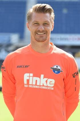 Fußball 3. Liga, Porträttermin 2017 2018 Porträttermin SC Paderborn 07 am 13.07.2017 in der Benteler-Arena in Paderborn Torwart Michael Ratajczak (Paderborn) MT