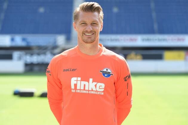 Fußball 3. Liga, Porträttermin 2017 2018 Porträttermin SC Paderborn 07 am 13.07.2017 in der Benteler-Arena in Paderborn Torwart Michael Ratajczak (Paderborn) MT