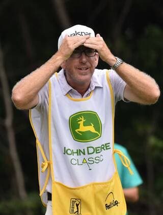 SILVIS, IL - JULY 13: Geoff Ogilvy s caddy follows the progress of a tee shot on the No. 2 hole during the first round of the John Deere Classic, July 13, 2017, at TPC Deere Run, Silvis, IL. (Photo by Keith Gillett Icon Sportswire) GOLF: JUL 13 PGA Golf Herren - John Deere Classic - First Round Icon17070130131 EDITORIAL USE ONLY