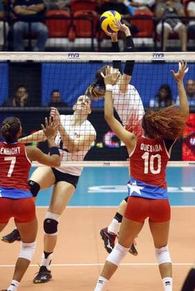Canadian Lucille Charuk (2L) and Danielle Smith (2R) in action front Puerto Rican Stephanie Enright (L) and Jennifer Quesada (R) during their women s Volleyball Grand Prix match between Puerto Rico and Canada at Roberto Clemente coliseum in San Juan, Puerto Rico, 14 July 2017. Puerto Rico vs. Canada !ACHTUNG: NUR REDAKTIONELLE NUTZUNG!  Copyright: xThaisxLlorcax PRC017 20170715-636356911118756484