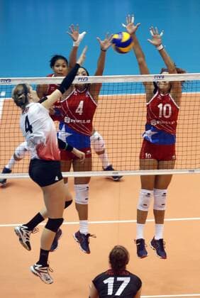 Canadian Kyla Richey (L) in action front Puerto Rican Jennifer Quesada (R) and Raymariely Santos (C) during their women s Volleyball Grand Prix match between Puerto Rico and Canada at Roberto Clemente coliseum in San Juan, Puerto Rico, 14 July 2017. Puerto Rico vs. Canada !ACHTUNG: NUR REDAKTIONELLE NUTZUNG!  Copyright: xThaisxLlorcax PRC017 20170715-636356911763356748