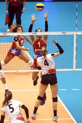 Canadian Kyla Richey (R) in action front Puerto Rican Daly Santana (2R) during their women s Volleyball Grand Prix match between Puerto Rico and Canada at Roberto Clemente coliseum in San Juan, Puerto Rico, 14 July 2017. Puerto Rico vs. Canada !ACHTUNG: NUR REDAKTIONELLE NUTZUNG!  Copyright: xThaisxLlorcax PRC017 20170715-636356911839173720