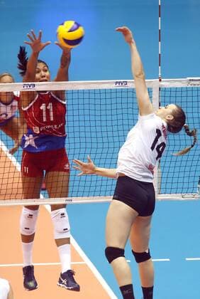 Canadian Elizabeth Wendel (R) in action front Puerto Rican Karina Ocasio (L) during their women s Volleyball Grand Prix match between Puerto Rico and Canada at Roberto Clemente coliseum in San Juan, Puerto Rico, 14 July 2017. Puerto Rico vs. Canada !ACHTUNG: NUR REDAKTIONELLE NUTZUNG!  Copyright: xThaisxLlorcax PRC017 20170715-636356911798613200