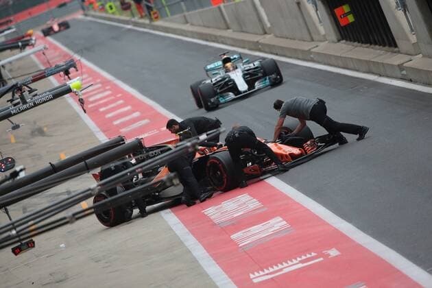 British Grand Prix, Silverstone 13 - 16 July 2017 15.07.2017 - Free Practice 3, Stoffel Vandoorne (BEL) McLaren MCL32 and Lewis Hamilton (GBR) Mercedes AMG F1 W08 