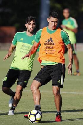 Mexican National soccer team s player Jesus Molina (R) and Rodolfo Pizarro (L) during a training of the team held at Trinity University in San Antonio, Texas, USA on 15 July 2017. Mexico will face Curazao in the Golden Cup 2017. MEXICO TRAINING !ACHTUNG: NUR REDAKTIONELLE NUTZUNG!  Copyright: xJosexMendezx JME02 20170715-636357426748828377