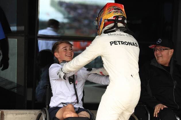 Bilder des Tages - SPORT July 16th 2017, Silverstone, Northamptonshire, England; British Formula 1 Grand Prix, Race Day; Lewis Hamilton - Mercedes AMG Petronas F1 W08 EQ Energy+ wins the British GP and hugs Billy Monger xOctanex  ActionPlus11902476