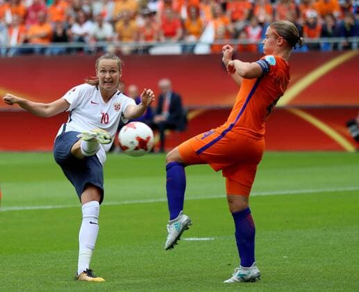 Niederlande, Utrecht, Stadion Galgenwaard, 16.07.2017, Soccer - UEFA Womens EURO - Netherlands - Norway Bild: v. lk. Caroline Graham Hansen (Norway, 10) und Mandy Van Den Berg (Netherlands, 4) Copyright: HMBxMedia xHeikoxBecker