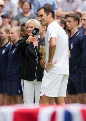 Sieger ROGER FEDERER (SUI) mit dem Pokal gibt Sue Barker ein Interview,Siegerehrung,Praesentation, Endspiel, Final Tennis - Wimbledon 2016 - Grand Slam ITF ATP Tennis Herren WTA Tennis Damen - AELTC - London - - Great Britain - 16 July 2017. Copyright: xJuergenxHasenkopfx