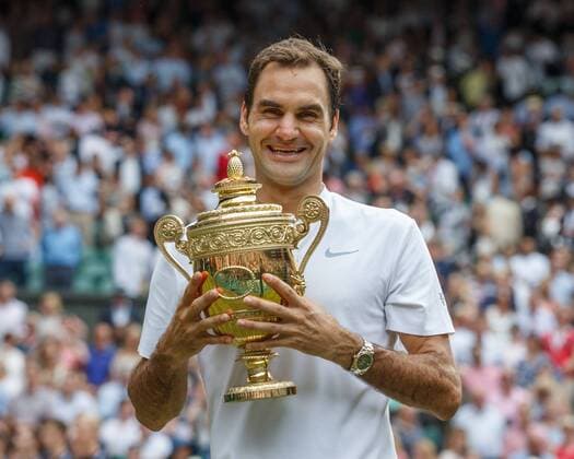 Wimbledon, Roger Federer gewinnt 19. Grand Slam-Turnier Sieger ROGER FEDERER (SUI) mit dem Pokal,Siegerehrung,Praesentation, Endspiel, Final Tennis - Wimbledon 2016 - Grand Slam ITF ATP Tennis Herren WTA Tennis Damen - AELTC - London - - Great Britain - 16 July 2017. Copyright: xJuergenxHasenkopfx