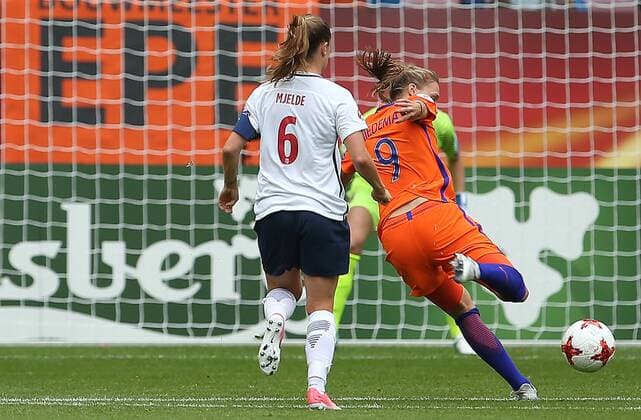 Niederlande, Utrecht, Stadion Galgenwaard, 16.07.2017, Soccer - UEFA Womens EURO - Netherlands - Norway Bild: Anna Miedema (Netherlands, 9) r. mit der großen Chance zur Führung, Maren NÃ¦vdal Mjelde (Norway, 6) kommt zu spät Copyright: HMBxMedia xHeikoxBecker