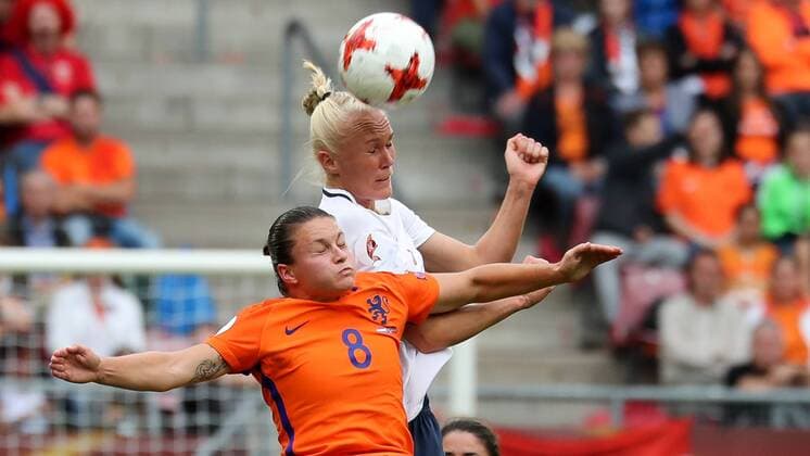 v.li.: Sherida Spitse (Holland, 8), Tuva Hansen (Norwegen, 5), Kopfball, header, Aktion, Action, Fussball, UEFA Women s EURO 2017, Niederlande - Norwegen, xozx