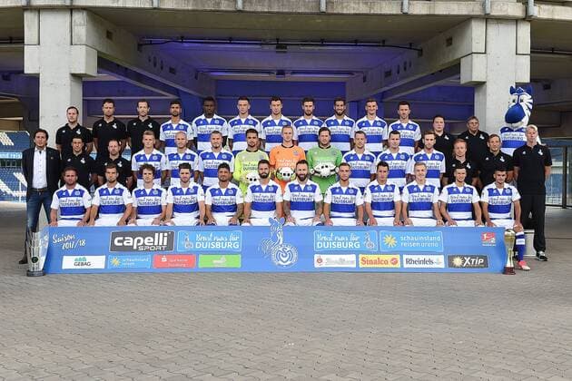 Fußball 2. Bundesliga Offizieller Fototermin MSV Duisburg am 15.07.2017 in der Schauinsland-Reisen-Arena in Duisburg Mannschaftsfoto Teamfoto MSV Duisburg Hintere Reihe v.l.n.r.: Physiotherapeut Timo Kleinefehn - Physiotherapeut Oliver Grabowski - Teamarzt Falk Ullerich - Enis Hajri - Kingsley Onuegbu - Borys Tashchy - Lukas Fröde - Dustin Bomheuer - Tugrul Erat - Thomas Blomeyer - Branimir Bajic - Zeugwart Sascha Jordan - Zeugwart Manni Piwonski - Maskottchen Ennatz Mittlere Reihe v.l.n.r.: Sportdirektor Ivo Grlic - Trainer Ilia Gruev - Co-Trainer Yontcho Arsov - Dan-Patrick Poggenpohl - Gerrit Nauber - Simon Brandstetter - Daniel Zeaiter - Mark Flekken - Daniel Davari - Stanislav Iljutcenko - Thomas Bröker - Marius Krüger - Analyst Philipp Klug - Fitness-Trainer Andreas Tappe - Torwarttrainer Sven Beuckert Vordere Reihe v.l.n.r.: Nico Klotz - Kevin Wolze - Mael Corboz - Moritz Stoppelkamp - Baris Özbek - Tim Albutat - Zlatko Janjic - Ahmet Engin - Fabian Schnellhardt - Lukas Daschner - Andreas Wiegel - Cauly Oliveira Souza xRx