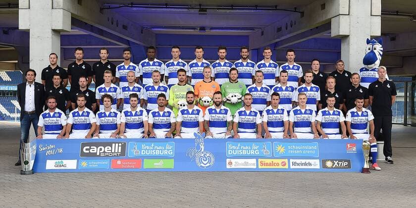 Fußball 2. Bundesliga Offizieller Fototermin MSV Duisburg am 15.07.2017 in der Schauinsland-Reisen-Arena in Duisburg Mannschaftsfoto Teamfoto MSV Duisburg Hintere Reihe v.l.n.r.: Physiotherapeut Timo Kleinefehn - Physiotherapeut Oliver Grabowski - Teamarzt Falk Ullerich - Enis Hajri - Kingsley Onuegbu - Borys Tashchy - Lukas Fröde - Dustin Bomheuer - Tugrul Erat - Thomas Blomeyer - Branimir Bajic - Zeugwart Sascha Jordan - Zeugwart Manni Piwonski - Maskottchen Ennatz Mittlere Reihe v.l.n.r.: Sportdirektor Ivo Grlic - Trainer Ilia Gruev - Co-Trainer Yontcho Arsov - Dan-Patrick Poggenpohl - Gerrit Nauber - Simon Brandstetter - Daniel Zeaiter - Mark Flekken - Daniel Davari - Stanislav Iljutcenko - Thomas Bröker - Marius Krüger - Analyst Philipp Klug - Fitness-Trainer Andreas Tappe - Torwarttrainer Sven Beuckert Vordere Reihe v.l.n.r.: Nico Klotz - Kevin Wolze - Mael Corboz - Moritz Stoppelkamp - Baris Özbek - Tim Albutat - Zlatko Janjic - Ahmet Engin - Fabian Schnellhardt - Lukas Daschner - Andreas Wiegel - Cauly Oliveira Souza xRx