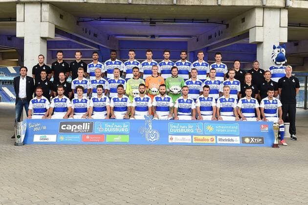 Fußball 2. Bundesliga Offizieller Fototermin MSV Duisburg am 15.07.2017 in der Schauinsland-Reisen-Arena in Duisburg Mannschaftsfoto Teamfoto MSV Duisburg Hintere Reihe v.l.n.r.: Physiotherapeut Timo Kleinefehn - Physiotherapeut Oliver Grabowski - Teamarzt Falk Ullerich - Enis Hajri - Kingsley Onuegbu - Borys Tashchy - Lukas Fröde - Dustin Bomheuer - Tugrul Erat - Thomas Blomeyer - Branimir Bajic - Zeugwart Sascha Jordan - Zeugwart Manni Piwonski - Maskottchen Ennatz Mittlere Reihe v.l.n.r.: Sportdirektor Ivo Grlic - Trainer Ilia Gruev - Co-Trainer Yontcho Arsov - Dan-Patrick Poggenpohl - Gerrit Nauber - Simon Brandstetter - Daniel Zeaiter - Mark Flekken - Daniel Davari - Stanislav Iljutcenko - Thomas Bröker - Marius Krüger - Analyst Philipp Klug - Fitness-Trainer Andreas Tappe - Torwarttrainer Sven Beuckert Vordere Reihe v.l.n.r.: Nico Klotz - Kevin Wolze - Mael Corboz - Moritz Stoppelkamp - Baris Özbek - Tim Albutat - Zlatko Janjic - Ahmet Engin - Fabian Schnellhardt - Lukas Daschner - Andreas Wiegel - Cauly Oliveira Souza xRx