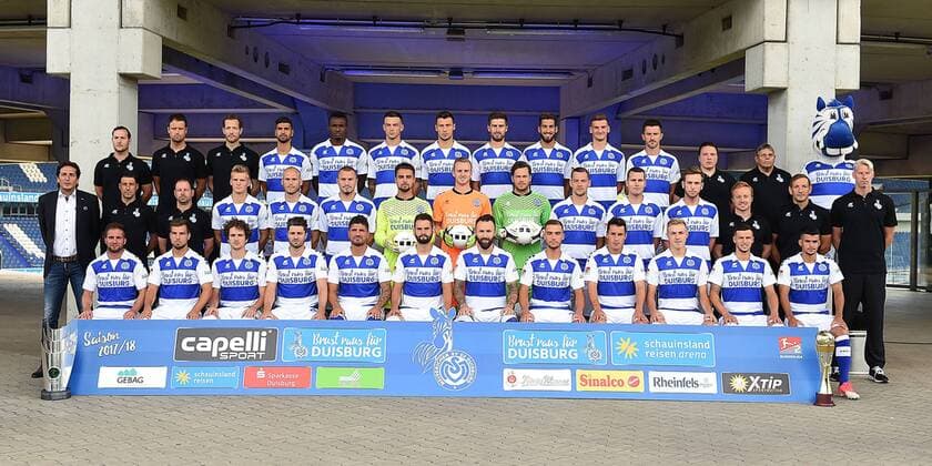 Fußball 2. Bundesliga Offizieller Fototermin MSV Duisburg am 15.07.2017 in der Schauinsland-Reisen-Arena in Duisburg Mannschaftsfoto Teamfoto MSV Duisburg Hintere Reihe v.l.n.r.: Physiotherapeut Timo Kleinefehn - Physiotherapeut Oliver Grabowski - Teamarzt Falk Ullerich - Enis Hajri - Kingsley Onuegbu - Borys Tashchy - Lukas Fröde - Dustin Bomheuer - Tugrul Erat - Thomas Blomeyer - Branimir Bajic - Zeugwart Sascha Jordan - Zeugwart Manni Piwonski - Maskottchen Ennatz Mittlere Reihe v.l.n.r.: Sportdirektor Ivo Grlic - Trainer Ilia Gruev - Co-Trainer Yontcho Arsov - Dan-Patrick Poggenpohl - Gerrit Nauber - Simon Brandstetter - Daniel Zeaiter - Mark Flekken - Daniel Davari - Stanislav Iljutcenko - Thomas Bröker - Marius Krüger - Analyst Philipp Klug - Fitness-Trainer Andreas Tappe - Torwarttrainer Sven Beuckert Vordere Reihe v.l.n.r.: Nico Klotz - Kevin Wolze - Mael Corboz - Moritz Stoppelkamp - Baris Özbek - Tim Albutat - Zlatko Janjic - Ahmet Engin - Fabian Schnellhardt - Lukas Daschner - Andreas Wiegel - Cauly Oliveira Souza xRx