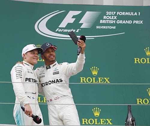 Motorsports: FIA Formula One World Championship WM Weltmeisterschaft 2017, Grand Prix of Great Britain, 77 Valtteri Bottas (FIN, Mercedes AMG Petronas F1 Team), 44 Lewis Hamilton (GBR, Mercedes AMG Petronas F1 Team), Silverstone Great Britain xHOCHxZWEIx