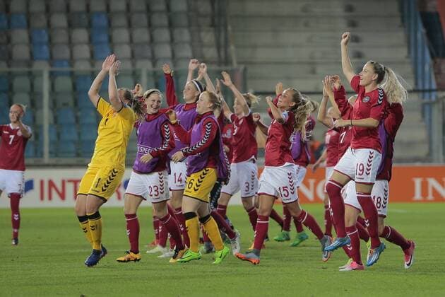DOETINCHEM, THE NETHERLANDS - JULY 16 : players of Denmark celebrates the victory after the UEFA Women s EURO 2017 Group Stage match in Group A between Denmark and Belgium at stadium De Vijverberg on July 16, 2017 in Doetinchem The Netherlands, 16 07 17 FOOTBALL : UEFA EURO 2017 Dames - Group A - Danemark vs Belgique - 16 07 2017 PHOTONEWS PANORAMIC 