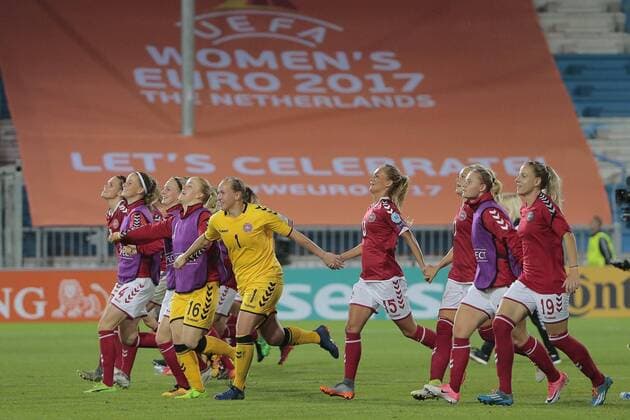 DOETINCHEM, THE NETHERLANDS - JULY 16 : players of Denmark celebrates the victory after the UEFA Women s EURO 2017 Group Stage match in Group A between Denmark and Belgium at stadium De Vijverberg on July 16, 2017 in Doetinchem The Netherlands, 16 07 17 FOOTBALL : UEFA EURO 2017 Dames - Group A - Danemark vs Belgique - 16 07 2017 PHOTONEWS PANORAMIC 