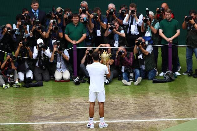 Bilder des Tages - SPORT LONDON,ENG - JULY 16: ROGER FEDERER (SUI) during the men s finals match of the 2017 Wimbledon on July 16, 2017, at All England Lawn Tennis and Croquet Club in London,England. (Photo by Chaz Niell Icon Sportswire) TENNIS: JUL 16 Wimbledon Icon17071646 EDITORIAL USE ONLY