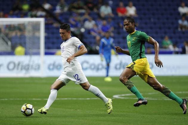 Fußball, Gold Cup, Jamaica - El Salvador Kevon Lambert (R) of Jamaica vies for the ball with Narciso Orellana (L) of El Salvador during a Gold Cup match between Jamaica and El Salvador held at Alamodome Stadium in San Antonio, Texas, USA, 16 July 2017. EFE Jose Mendez JAMAICA VS. EL SALVADOR !ACHTUNG: NUR REDAKTIONELLE NUTZUNG!  Copyright: xJOSExMENDEZx JME01 20170717-636358497192494518