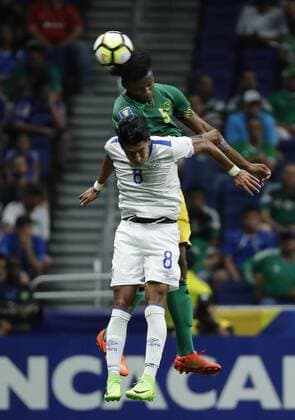 Fußball, Gold Cup, Jamaica - El Salvador Alvas Powell (behinf) of Jamaica vies for the ball with Denis Pineda (front) of El Salvador during a Gold Cup match between Jamaica and El Salvador held at Alamodome Stadium in San Antonio, Texas, USA, 16 July 2017. EFE Jose Mendez JAMAICA VS. EL SALVADOR !ACHTUNG: NUR REDAKTIONELLE NUTZUNG!  Copyright: xJOSExMENDEZx JME01 20170717-636358497900743598