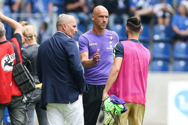 Präsident Helge Leonhardt (li.) und Trainer Thomas Letsch (Erzgebirge Aue) - 3. Liga Saison 2017-2018 Testspiel 1. FC Magdeburg vs. Erzgebirge Aue in der MDCC Arena in Magdeburg - Deutschland, Fussball, Mann, Maenner,16.07.2017