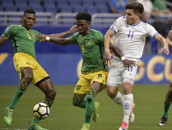 Fußball, Gold Cup, Jamaica - El Salvador El Salvador forward Rodolfo Zelaya (R) tangles with Jamaica s Oniel Fisher (C) and Damion Lowe during their CONCACAF Gold Cup soccer match between Jamaica and El Salvador at Alamodome estadium in San Antonio 16 July 2017. JAMAICA - EL SALVADOR !ACHTUNG: NUR REDAKTIONELLE NUTZUNG!  Copyright: xDarrenxAbatex SAN01 20170717-636358515996039586