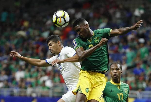 Bilder des Tages - SPORT Fußball, Gold Cup, Jamaica - El Salvador Damion Lowe (R) of Jamaica vies for the ball with Nelson Bonilla (L) of El Salvador during a Gold Cup match between Jamaica and El Salvador held at Alamodome Stadium in San Antonio, Texas, USA, 16 July 2017. JAMAICA VS. EL SALVADOR !ACHTUNG: NUR REDAKTIONELLE NUTZUNG!  Copyright: xJOSExMENDEZx JME01 20170717-636358529249302717